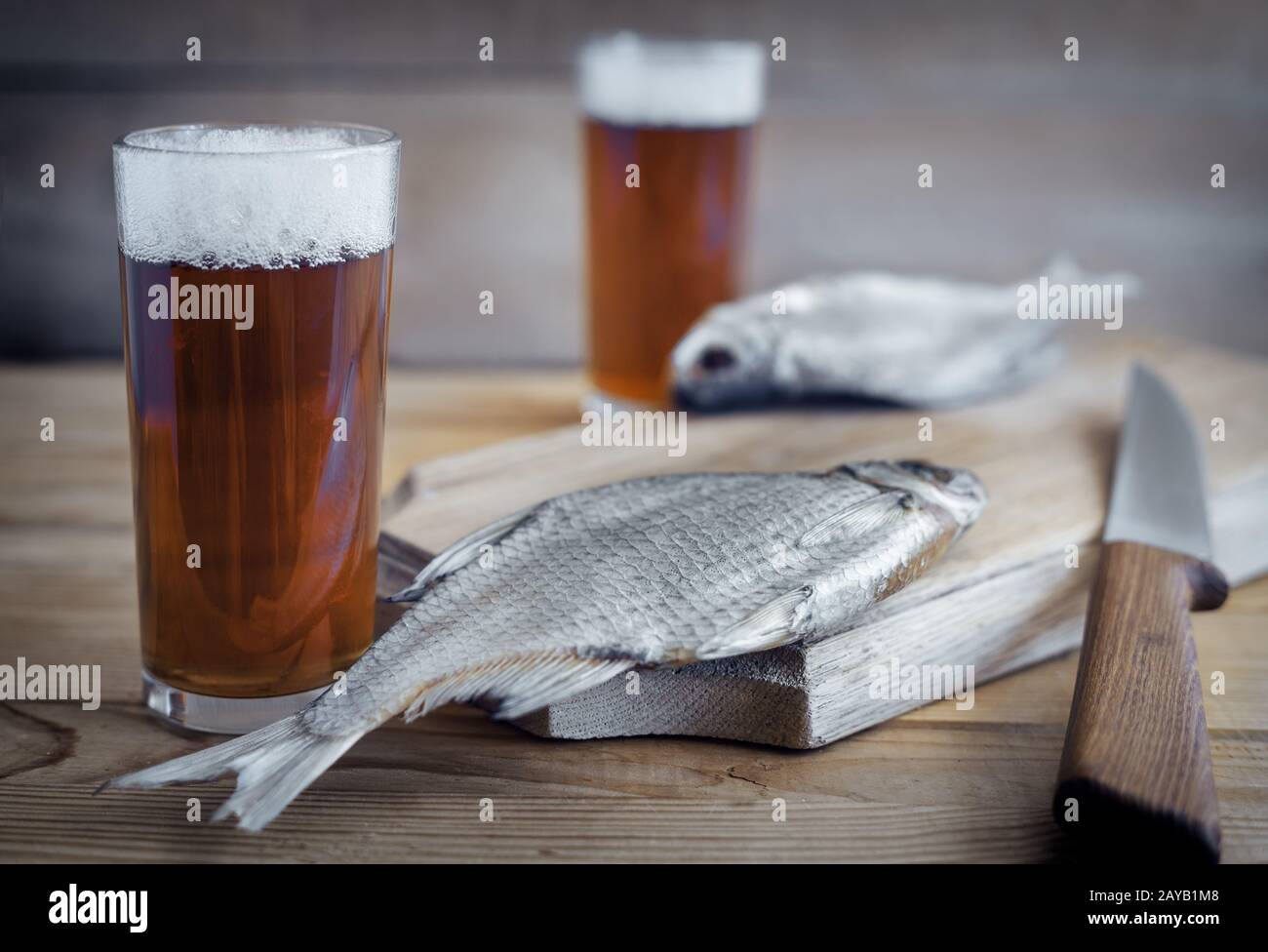 Zwei Gläser Bier und getrockneten Fisch. Stockfoto