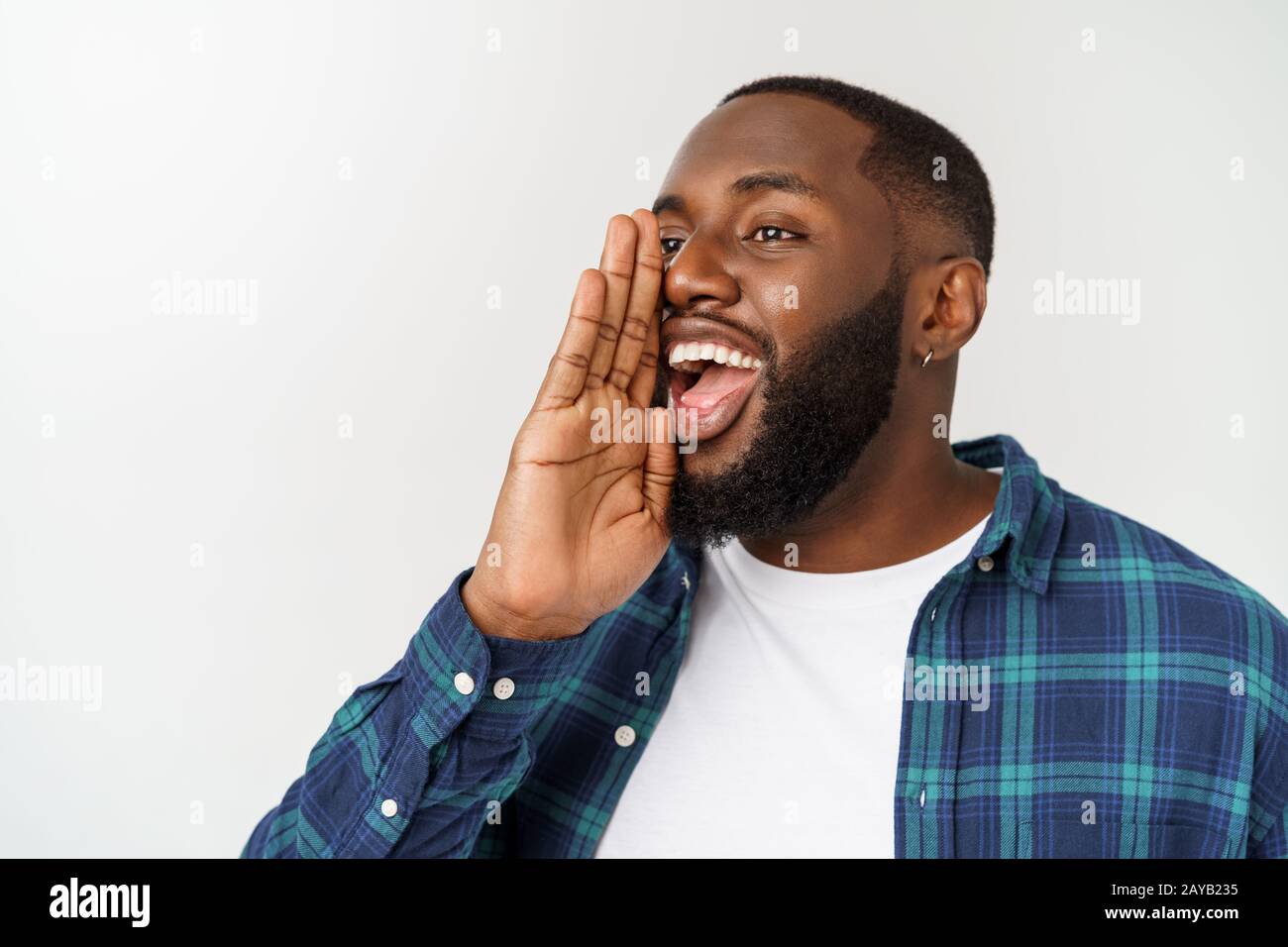 Junge Afro man schreien. Rufen. Emotionale Menschen schreien. Menschliche Gefühle, Mimik Konzept. Stockfoto