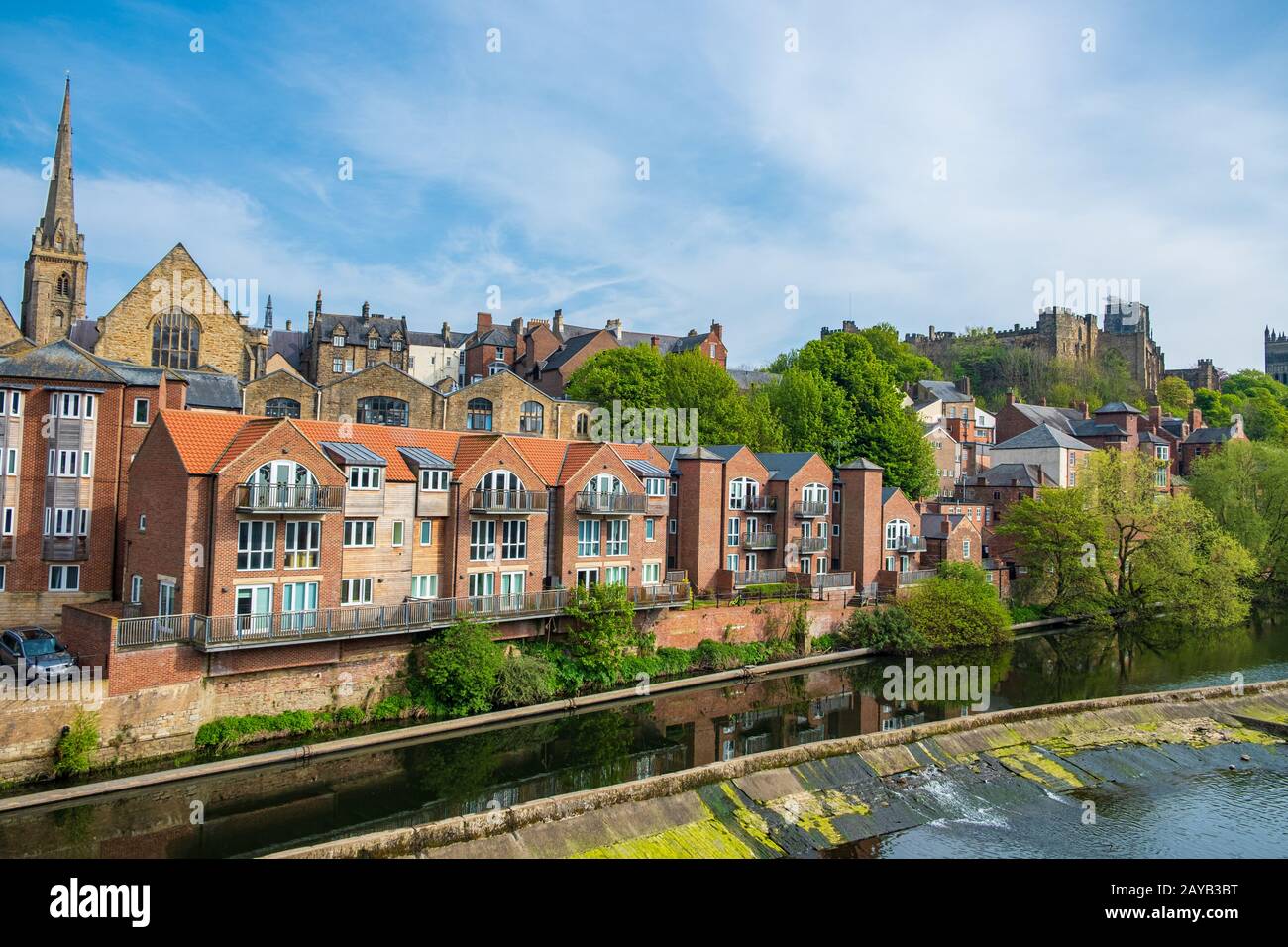 Traditionelle Gebäude am Ufer des River Wear, Durham, England Stockfoto