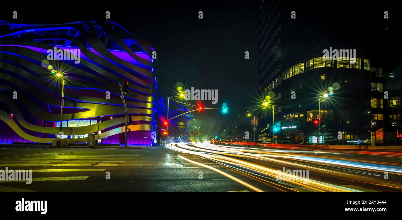 Los Angeles, Kalifornien, USA, November 2018: Das Petersen Automotive Museum befindet sich nachts am Wilshire Boulevard Stockfoto