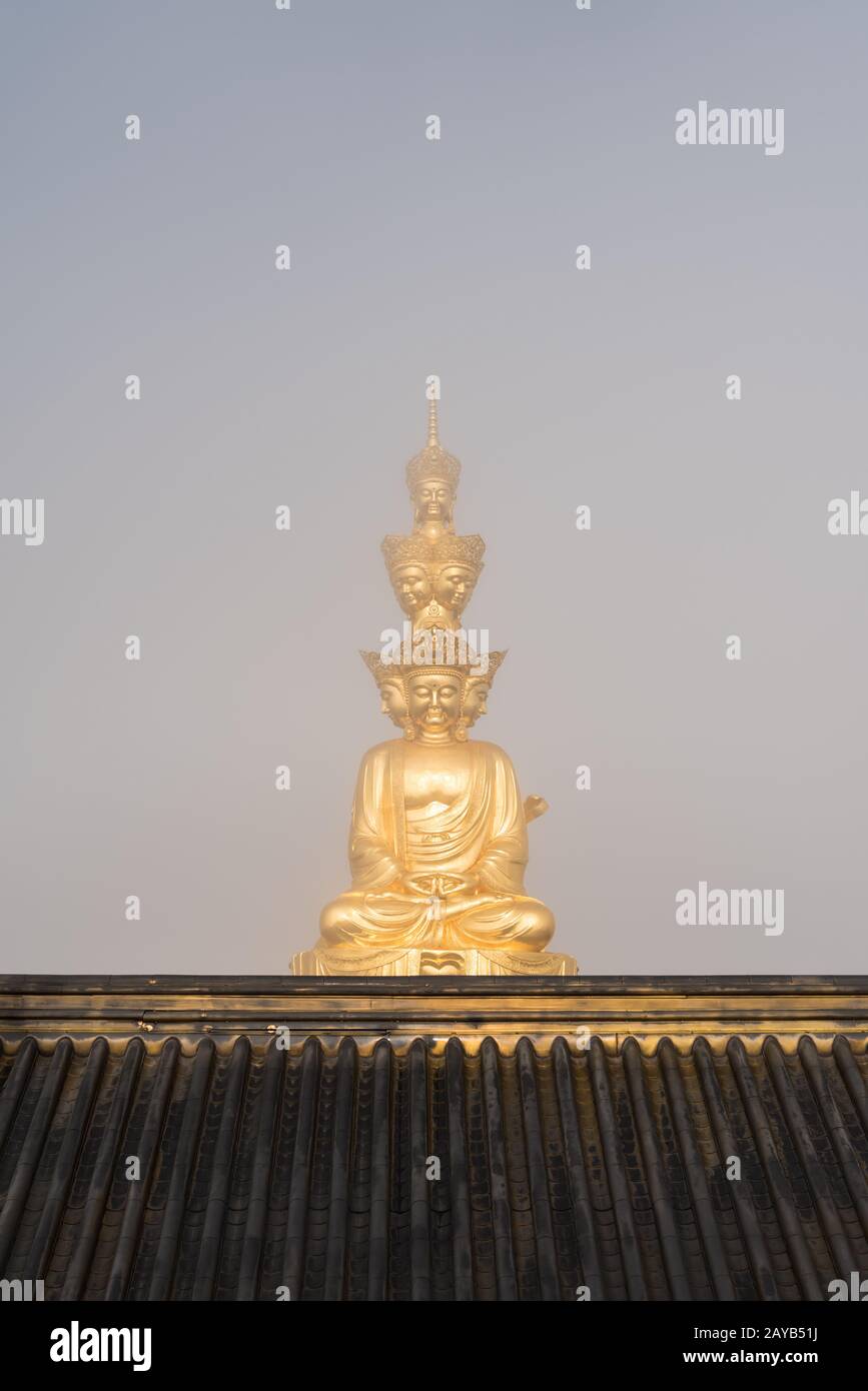 Gold buddha auf nebelhaftem Hintergrund Stockfoto