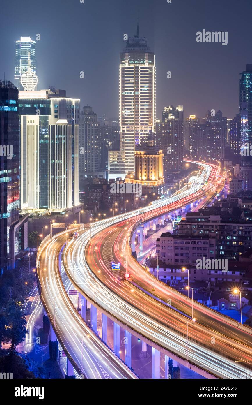 Viaduktstraße nachts durch die Innenstadt Stockfoto