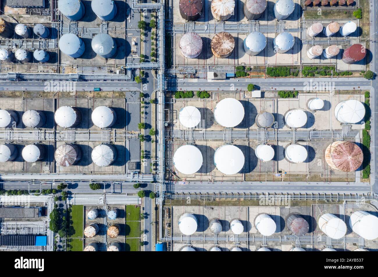 Flüssigspeichertanks in petrochemischen Anlagen Stockfoto