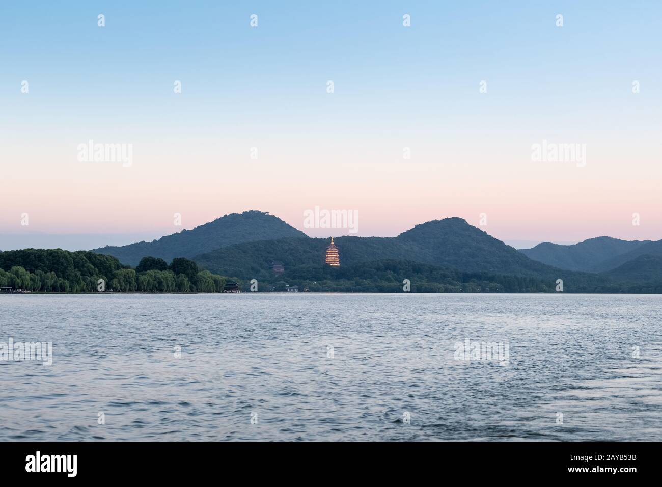 hangzhou West Seenlandschaft in Einbruch der Dunkelheit Stockfoto