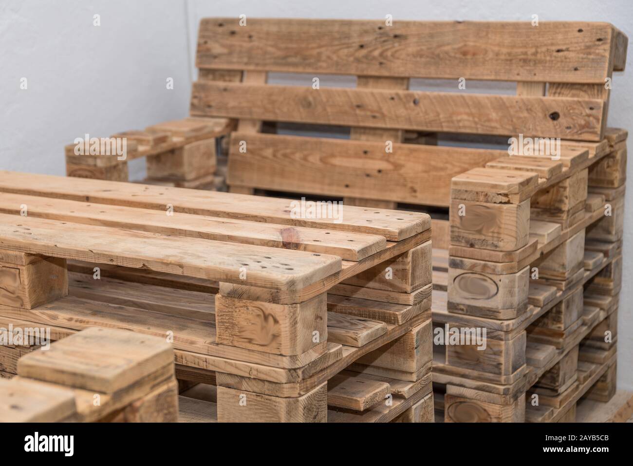 Rustikale Möbel aus Holzpaletten - Nachhaltigkeit Massivholzmöbel Upcycling Stockfoto