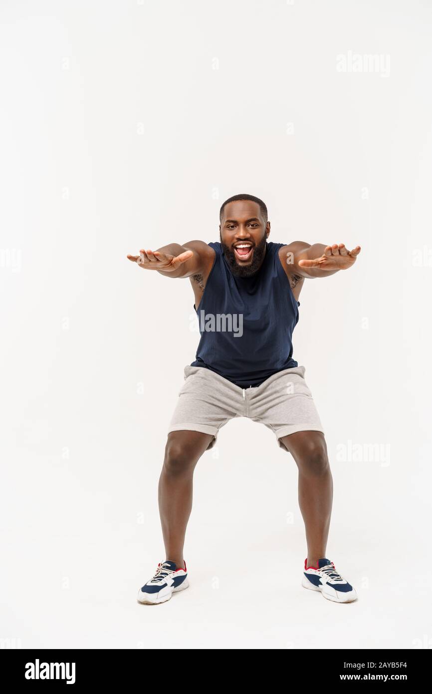 Afrikanischen sport Mann Training und Stretching auf weißem Hintergrund Stockfoto