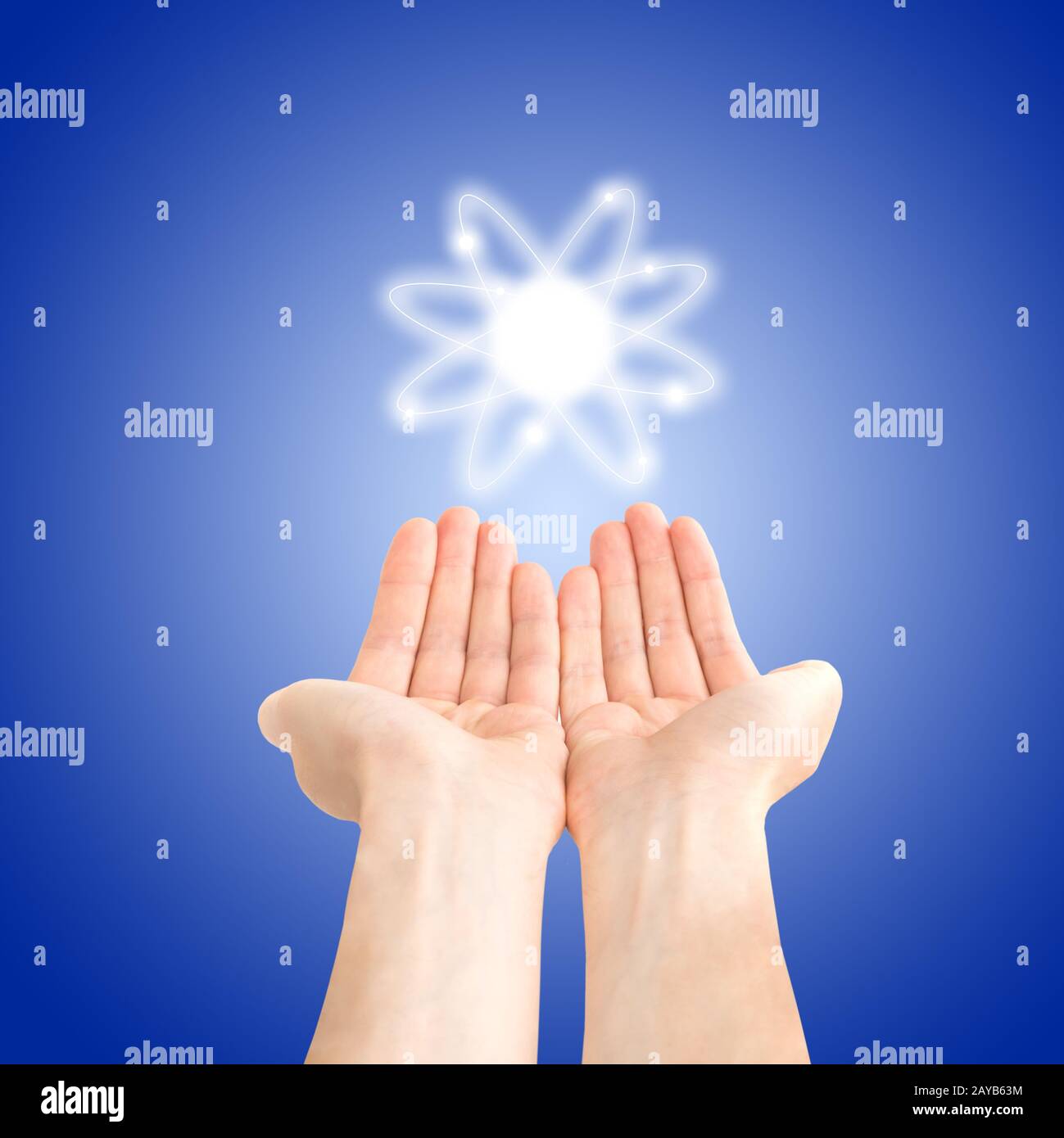 Atom Strukturmodell in den Händen Stockfoto