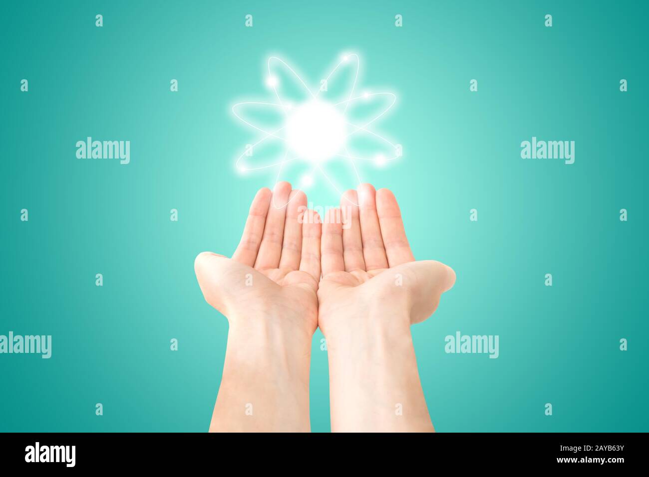 Atom Strukturmodell in den Händen Stockfoto