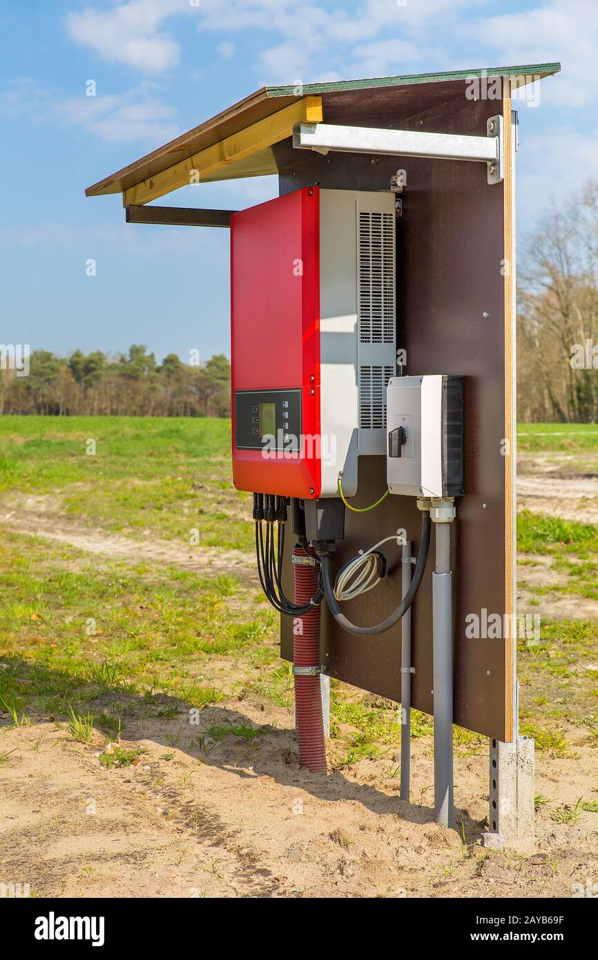 Holländischer Solarpanel-Wechselrichter im Querformat Stockfoto