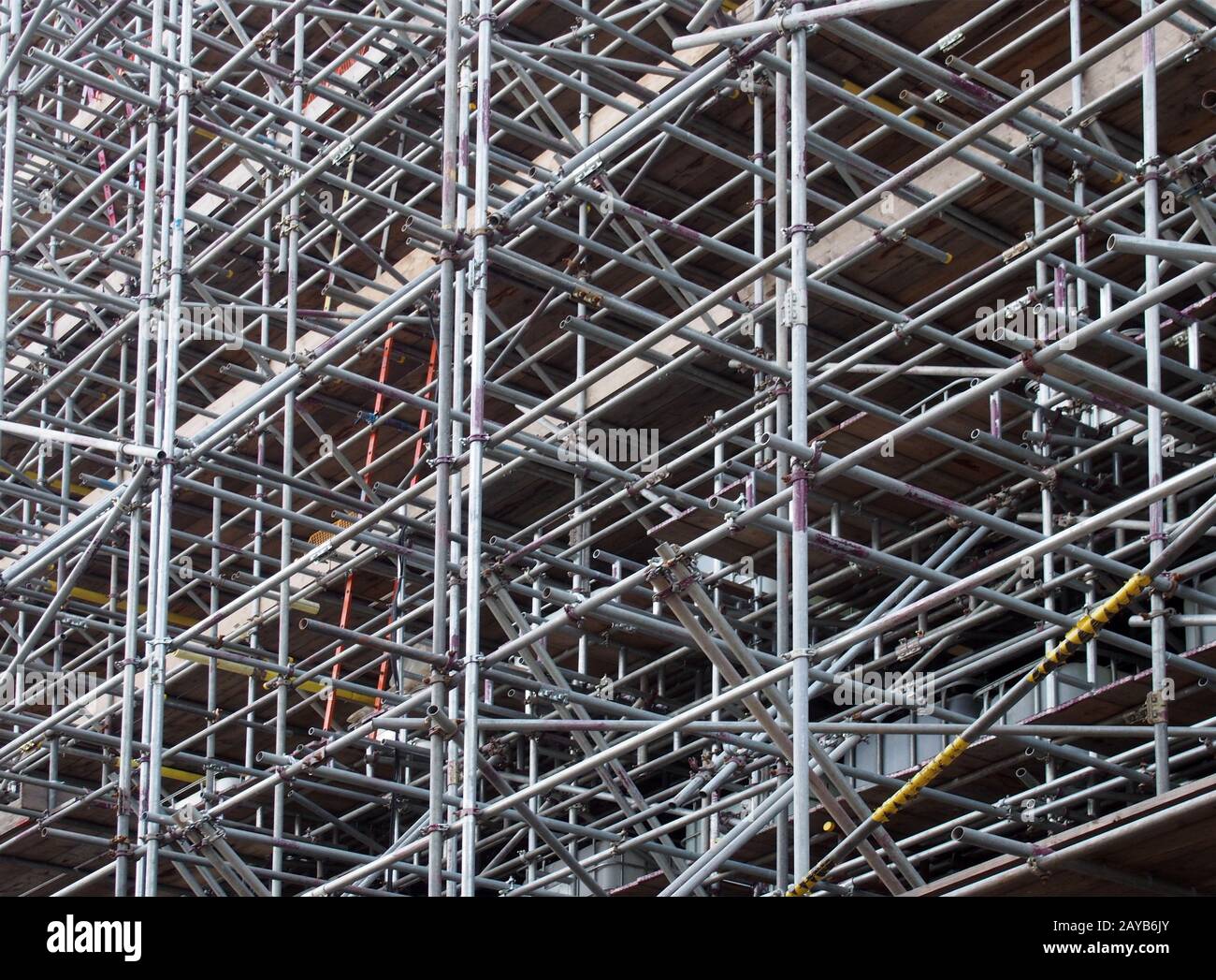 Ein dichtes Netz von Gerüstpfählen aus Metall, die Arbeitsbühnen auf einer Baustelle unterstützen Stockfoto