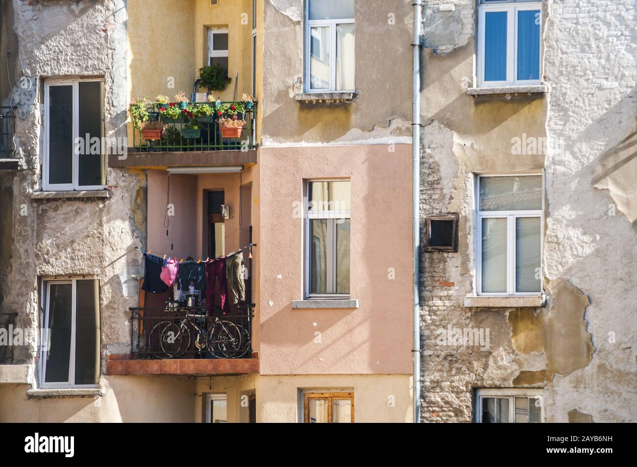 Alten grunge vernachlässigten städtischen Gebäude Rückseite anzeigen Stockfoto