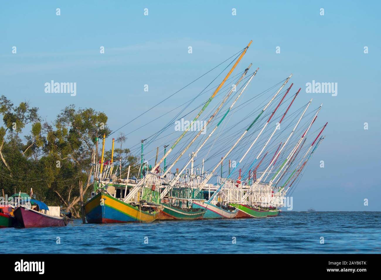 Squid Fischerboote ankerten im Fischerdorf an der Einmündung des Schwarzen Flusses bei Balikpapan auf Kalimantan, Indonesien. Stockfoto