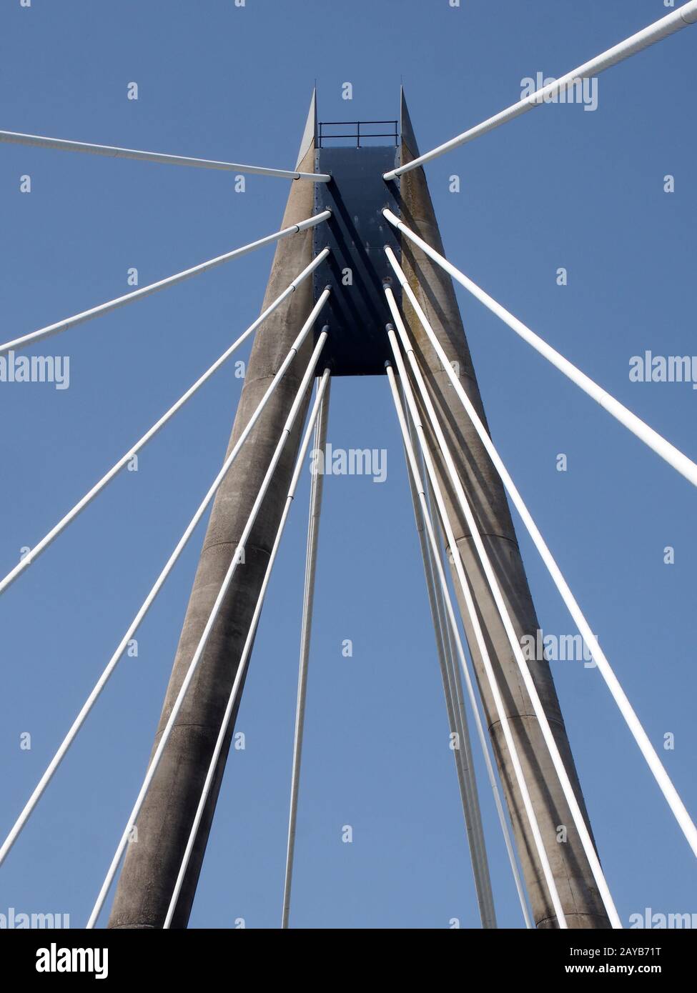 Blick auf den Turm und die Kabel auf der Hängebrücke auf dem Meeresweg in southport merseyside gegen einen blauen Sommerhimmel Stockfoto
