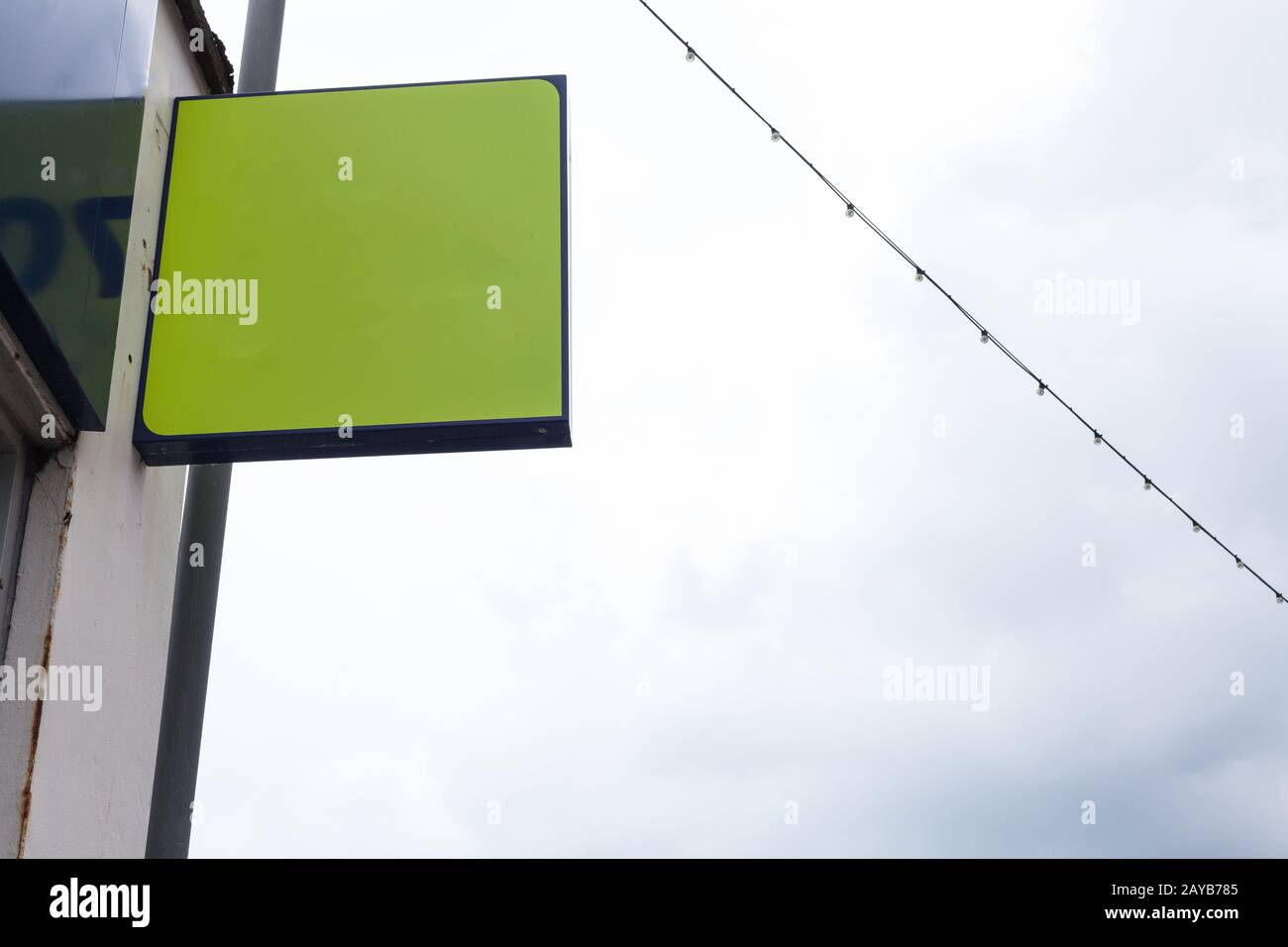 Grüne Anzeigentafel auf der Straße mit Werbefläche. Werbekonzept mit leerem Brett auf der Straße. Stockfoto