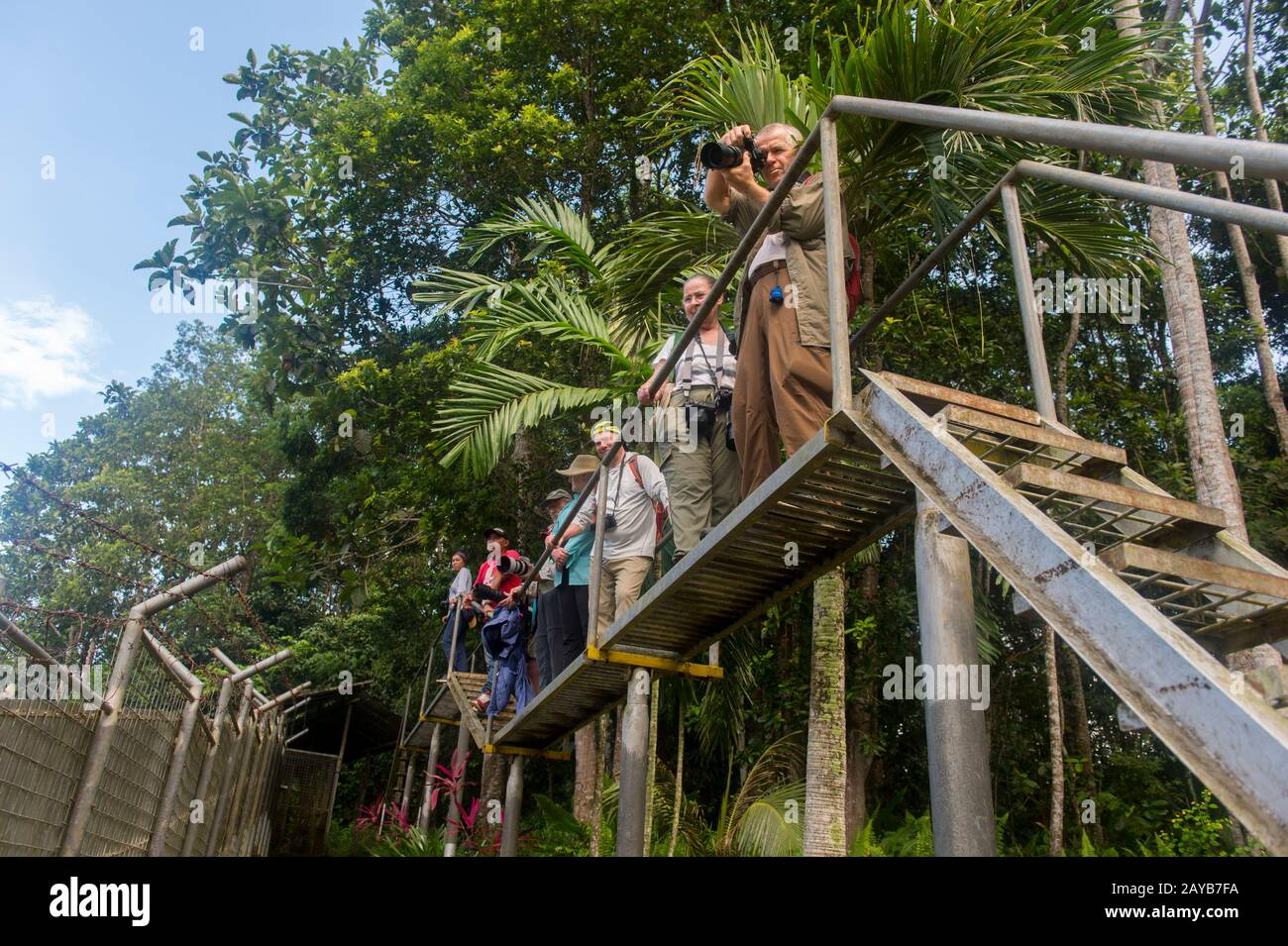 Touristen im Sun Bear Sanctuary in Samboja bei Balikpapan auf Kalimantan, Indonesien. Stockfoto