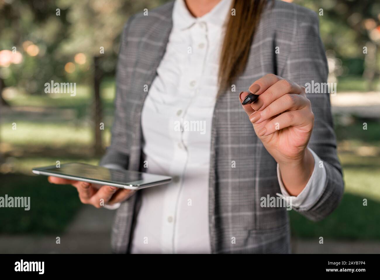 Außenhintergrund mit Business Woman mit Schoßoberteil und Stift. Geschäftskonzept mit Damenstift. Stockfoto