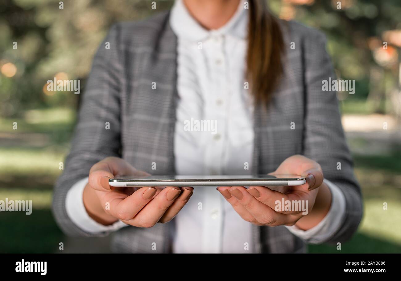 Outdoor-Szene mit Business Woman hält Laptop mit Touchscreen. Geschäftskonzept mit Frau im Freien. Stockfoto