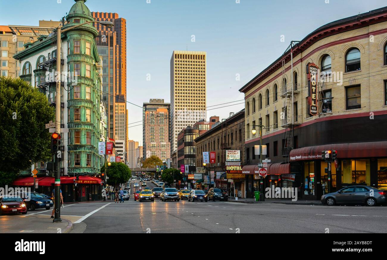 San Francisco, CA - 30. August 2015: Ecke Kearny St. und Columbus AV. An einem frühen faulen Sonntagabend. Stockfoto