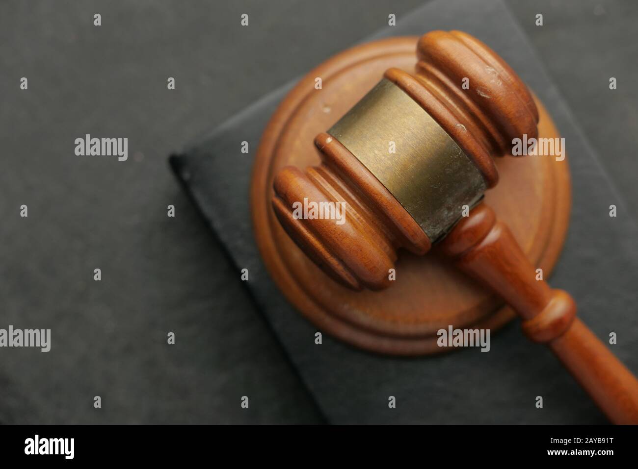 Draufsicht auf Gavel in einem Buch auf dem Hintergrund Stockfoto