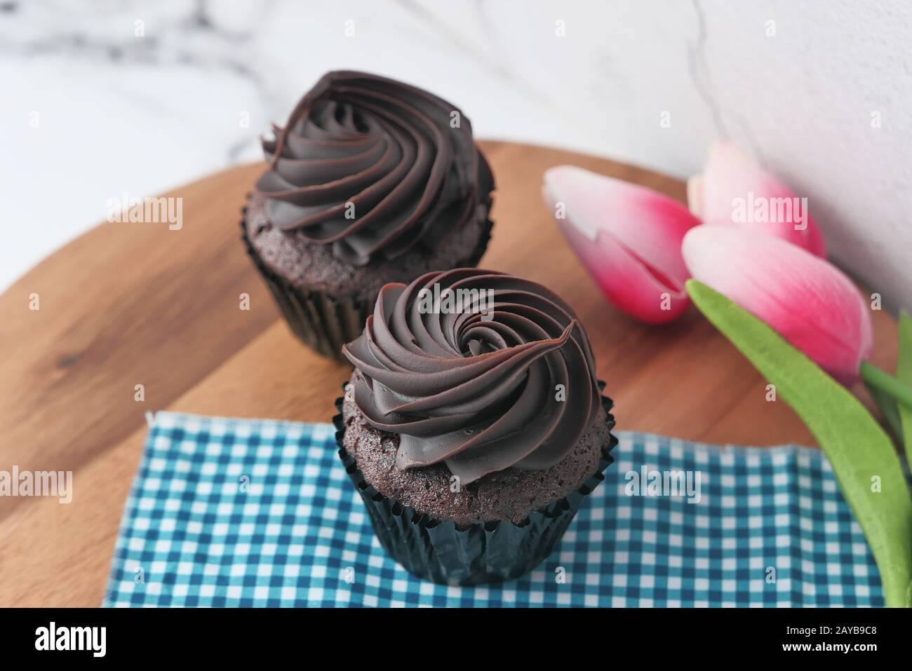 Nahaufnahme von frischem und hausgemachtem Tassenkuchen auf dem Tisch Stockfoto