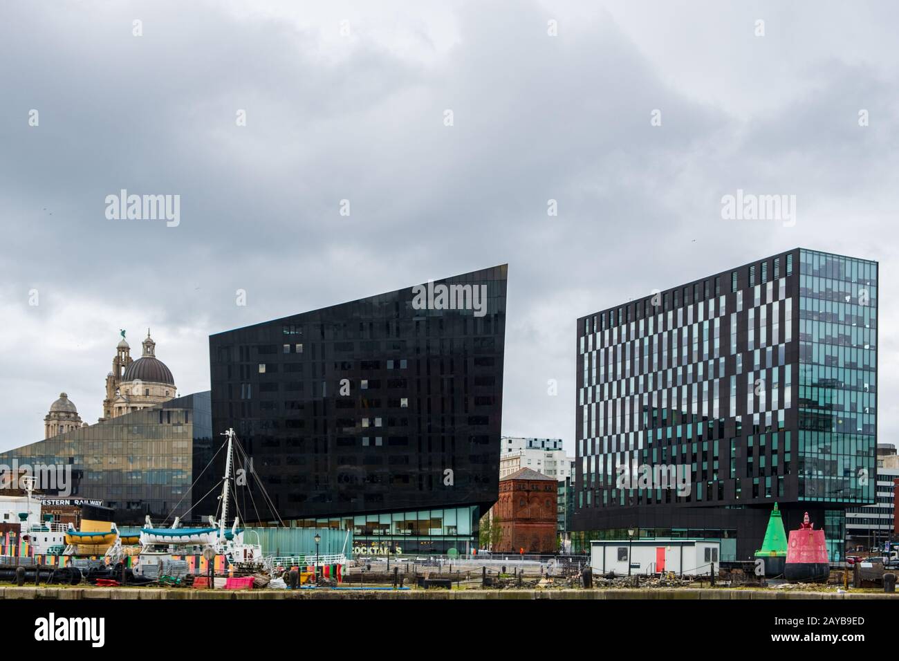 Moderne und klassische Architektur an den Liverpool Docks, Hafen von Liverpool, am späten Nachmittag bewölkt Stockfoto