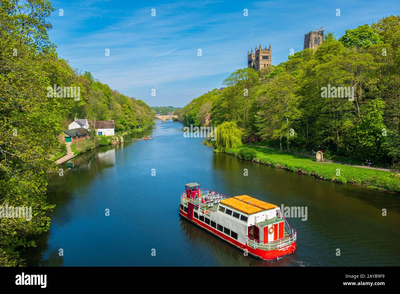 Eine Bootstour auf dem Fluss Wear an einem schönen Frühlingstag in Durham, Großbritannien Stockfoto