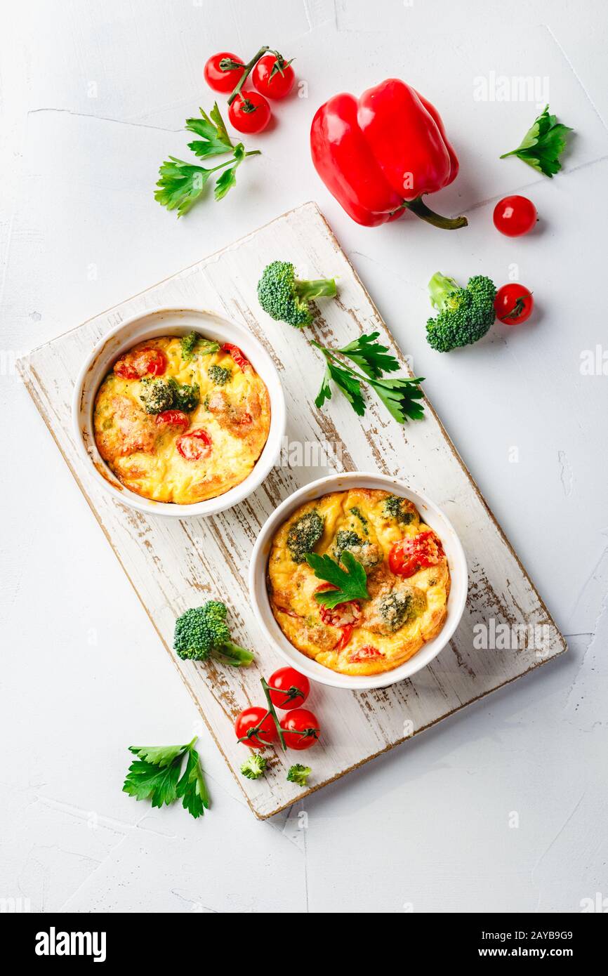 Gemüsefrittata mit Brokkoli, rotem Paprika und roter Zwiebel in gusseisernem Skillet. Stockfoto