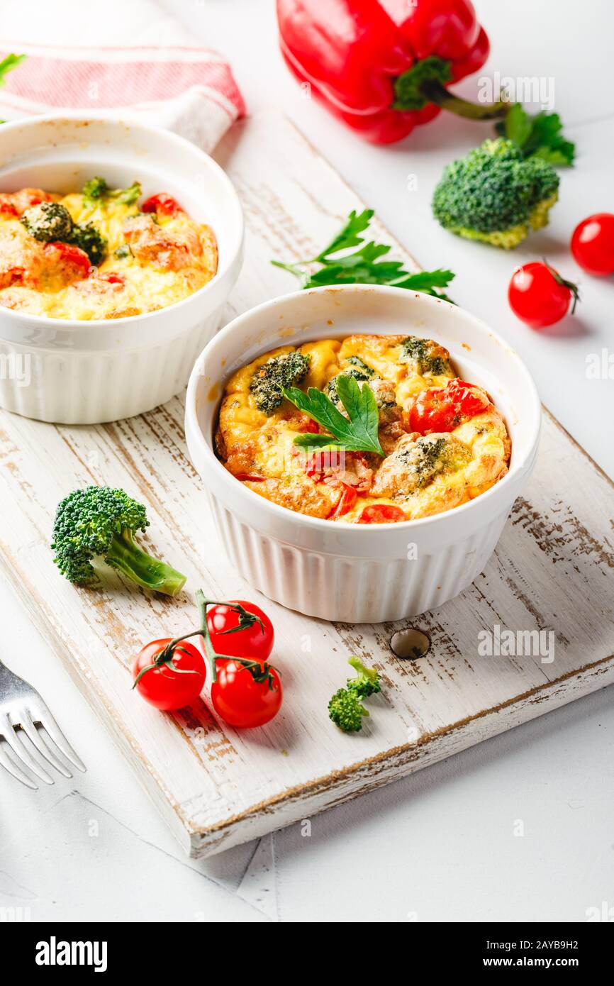 Gemüse frittata mit Brokkoli, rote Paprika und rote Zwiebel in Gusseisen Skillet. Ansicht von oben Stockfoto