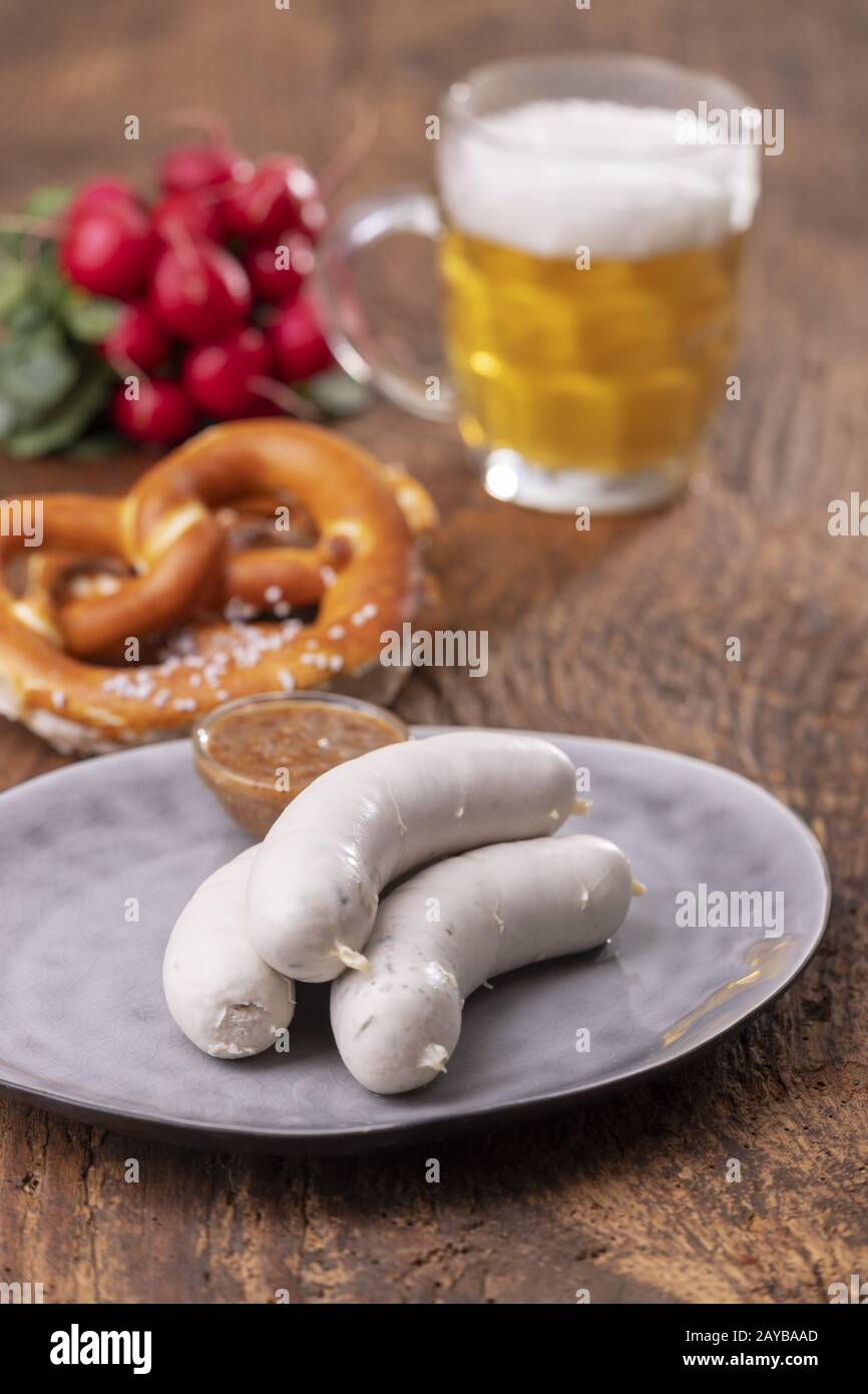 Bayerische Kalbswurst mit Brezel Stockfoto