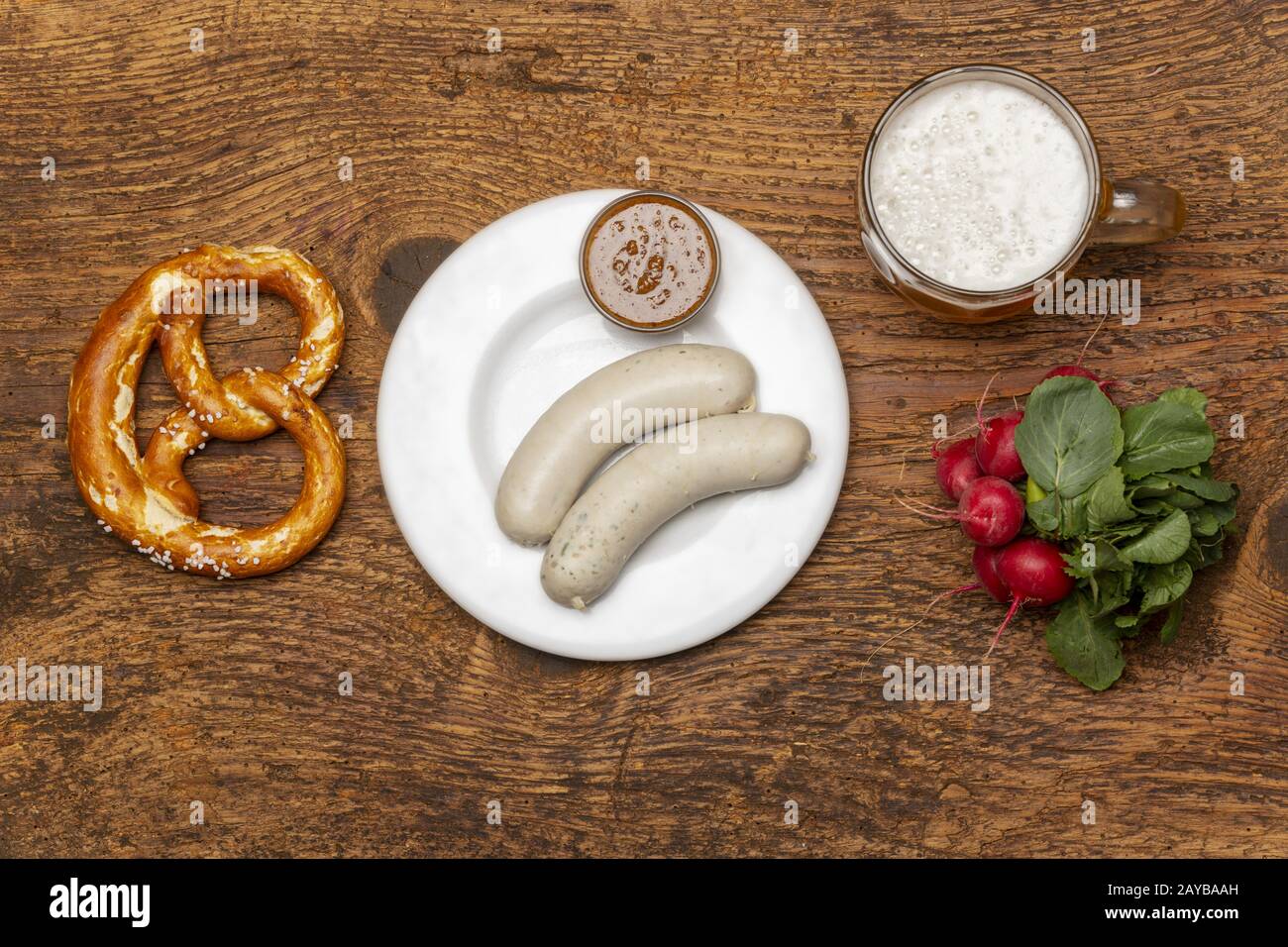 Bayerische Kalbswurst mit Brezel Stockfoto