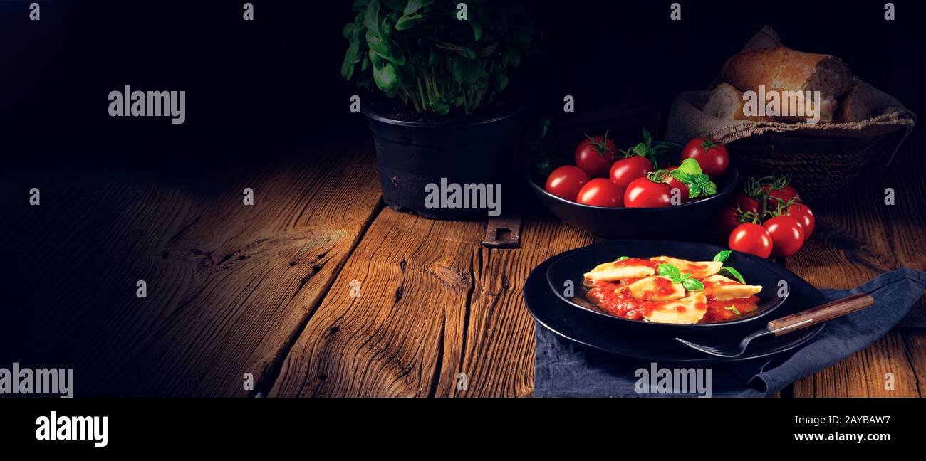 Ravioli alla Genovese mit Basilikumtomatensauce Stockfoto