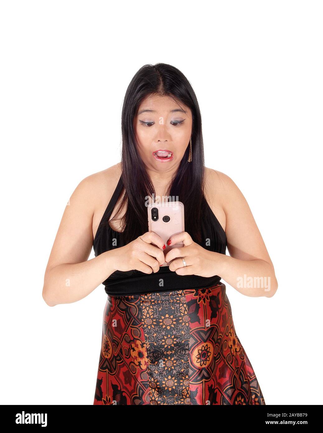 Ängstigend aussehende Frau bekam eine schockierende Nachricht auf dem Handy Stockfoto