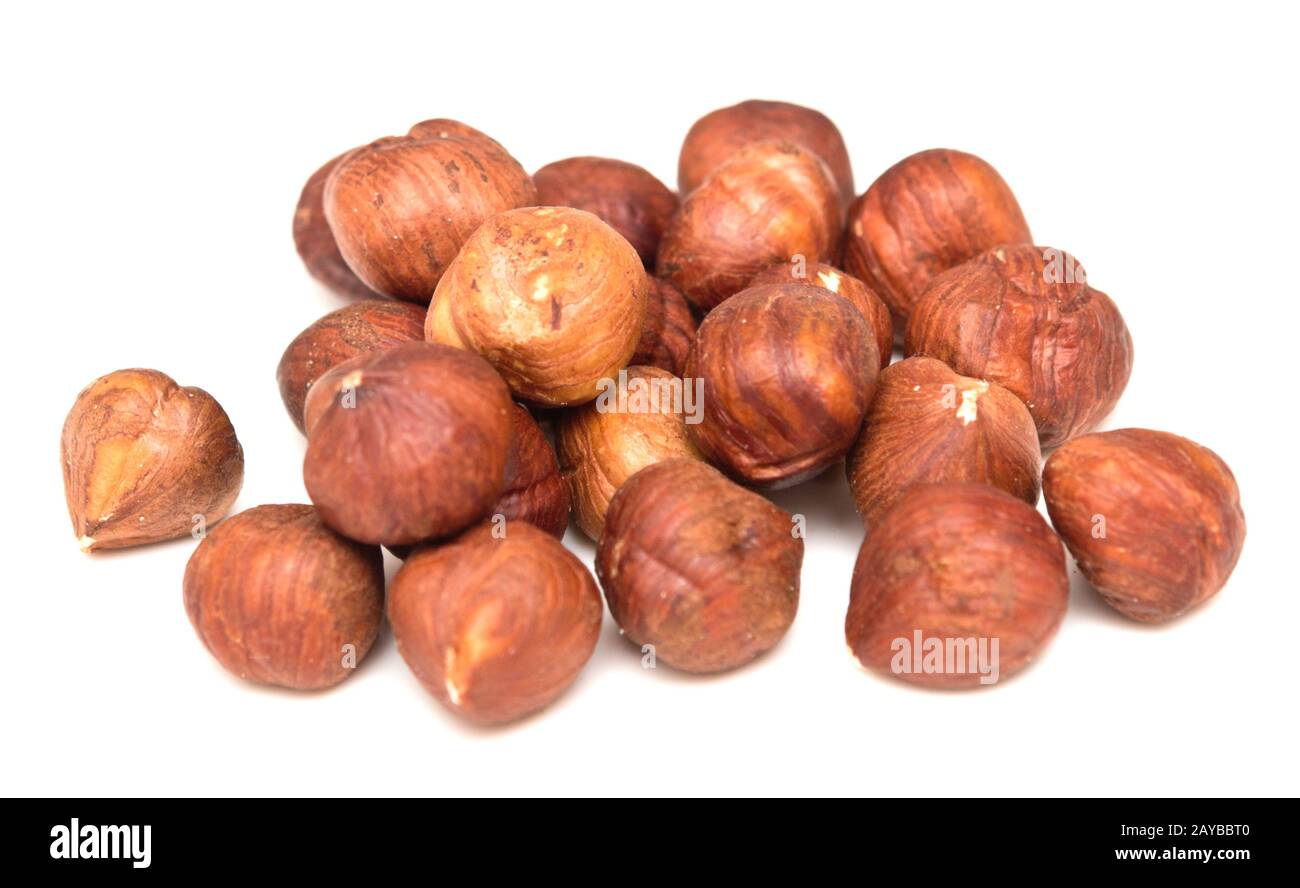 Haselnüsse auf weiß Stockfoto