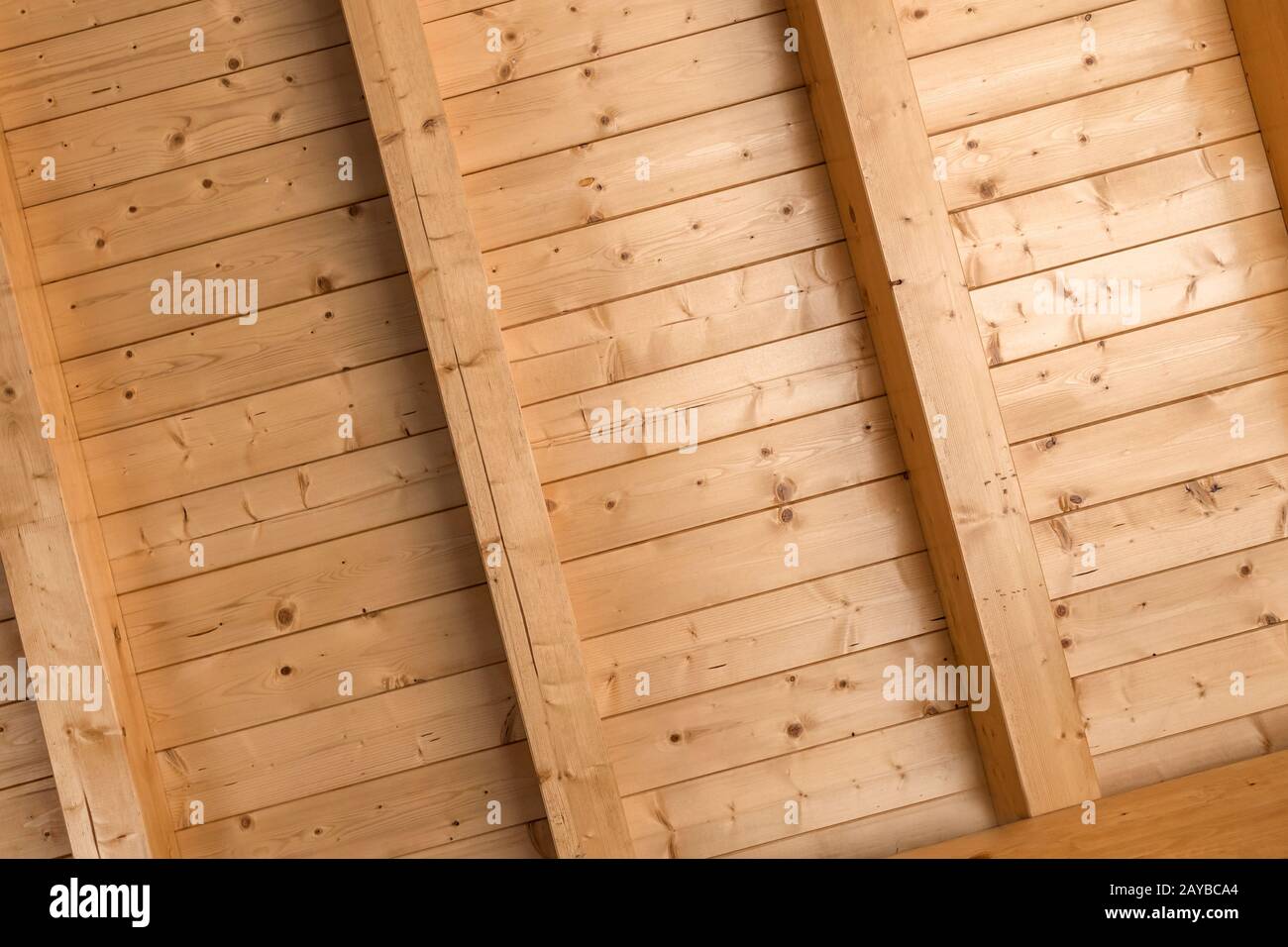 Hölzerne Decke mit Holzbalken Stockfoto
