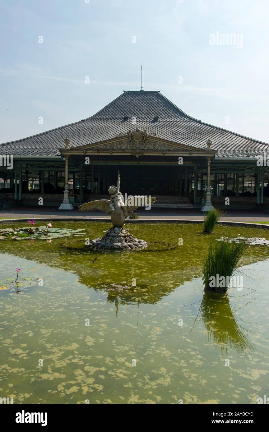 Der Mangkunegara-Palast ist bis heute eine königliche Residenz und wurde 1757 im Zentrum von Solo, einer Stadt auf Java, Indonesien, erbaut. Stockfoto