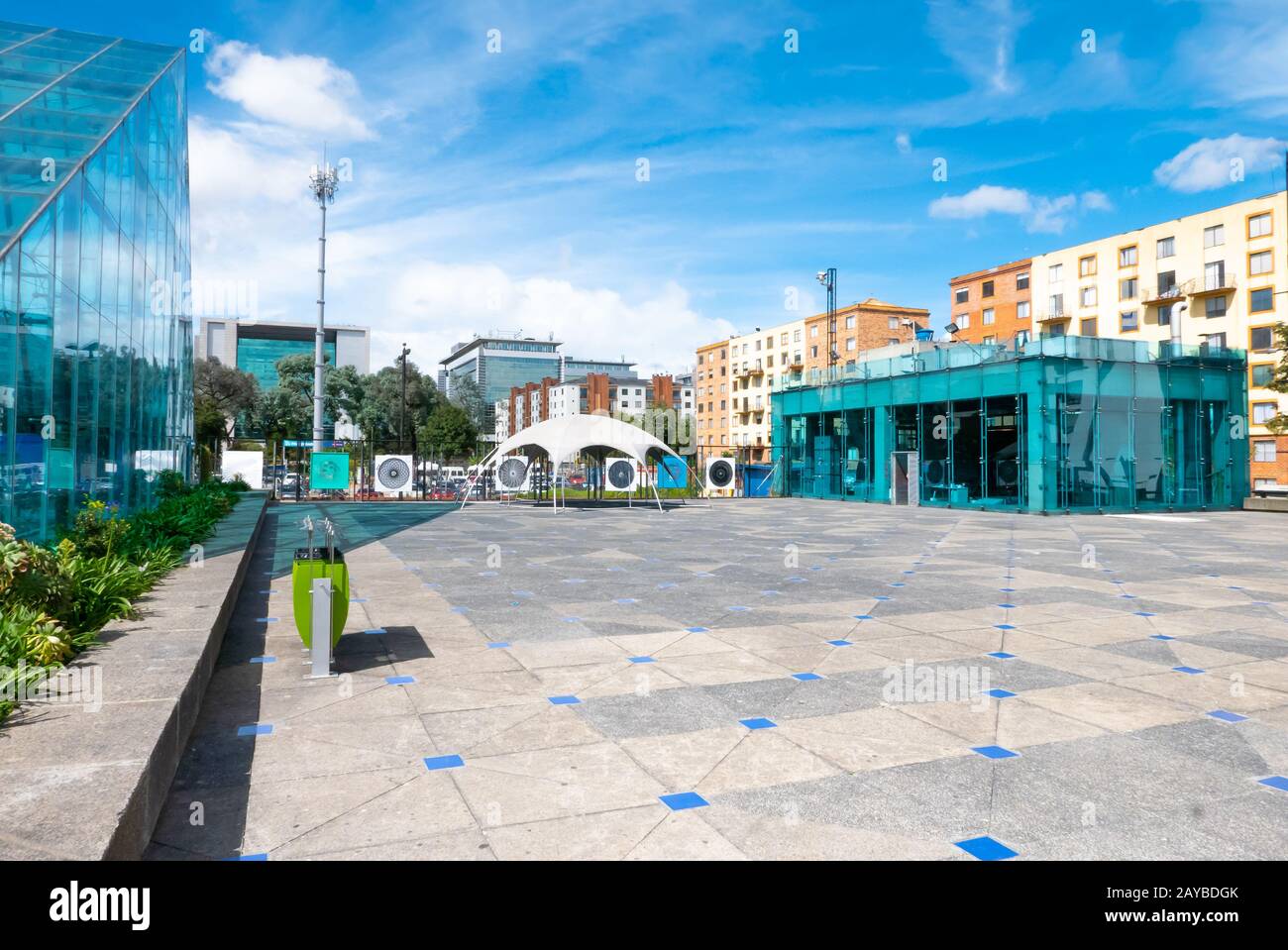 Die Stadt Bogota trifft futuristische Strukturen am Eingang zum Maloka-Museum mit Sonne Stockfoto