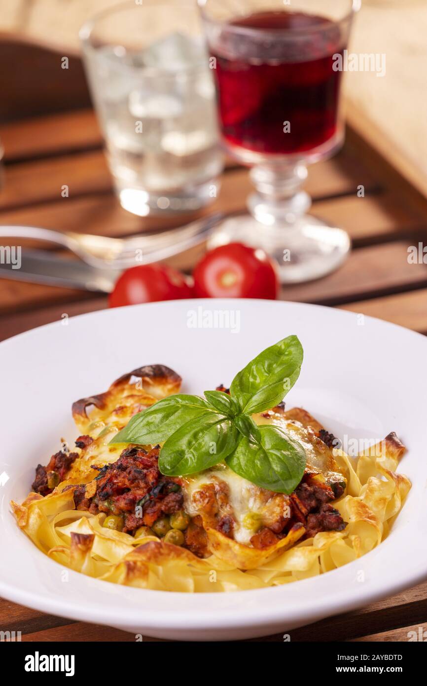 Tagliatelle mit Käse auf dem Teller gebacken Stockfoto