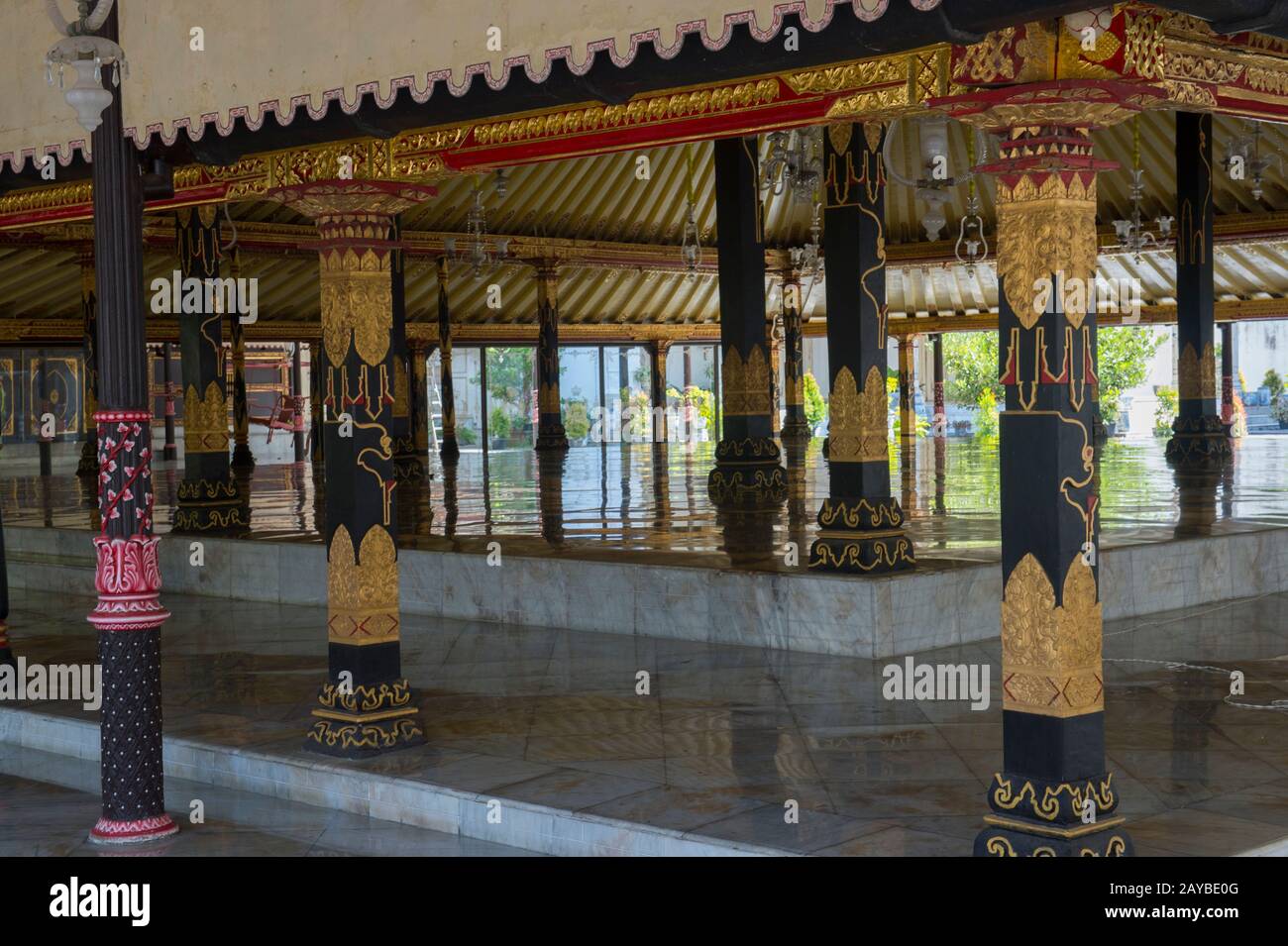 Der Essbereich (Goldene Halle) für feierliche Anlässe am Kraton von Yogyakarta (Keraton Ngayogyakarta Hadiningrat), dem Sultans Palastkomplex in Stockfoto