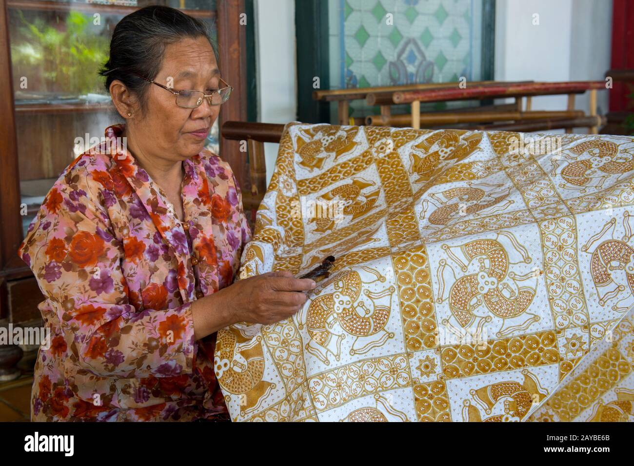 Eine Frau macht traditionellen Batik am Kraton von Yogyakarta (Keraton Ngayogyakarta Hadiningrat), dem Sultans Palastkomplex in Yogyakarta, Java, In Stockfoto