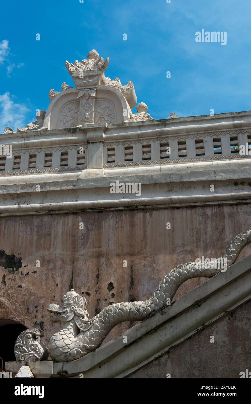 Eine Naga am Eingang zur Taman Sari Wasserburg in Yogyakarta, Java, Indonesien. Stockfoto