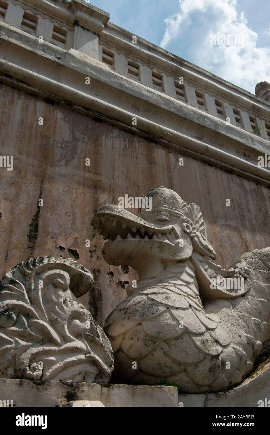 Eine Naga am Eingang zur Taman Sari Wasserburg in Yogyakarta, Java, Indonesien. Stockfoto