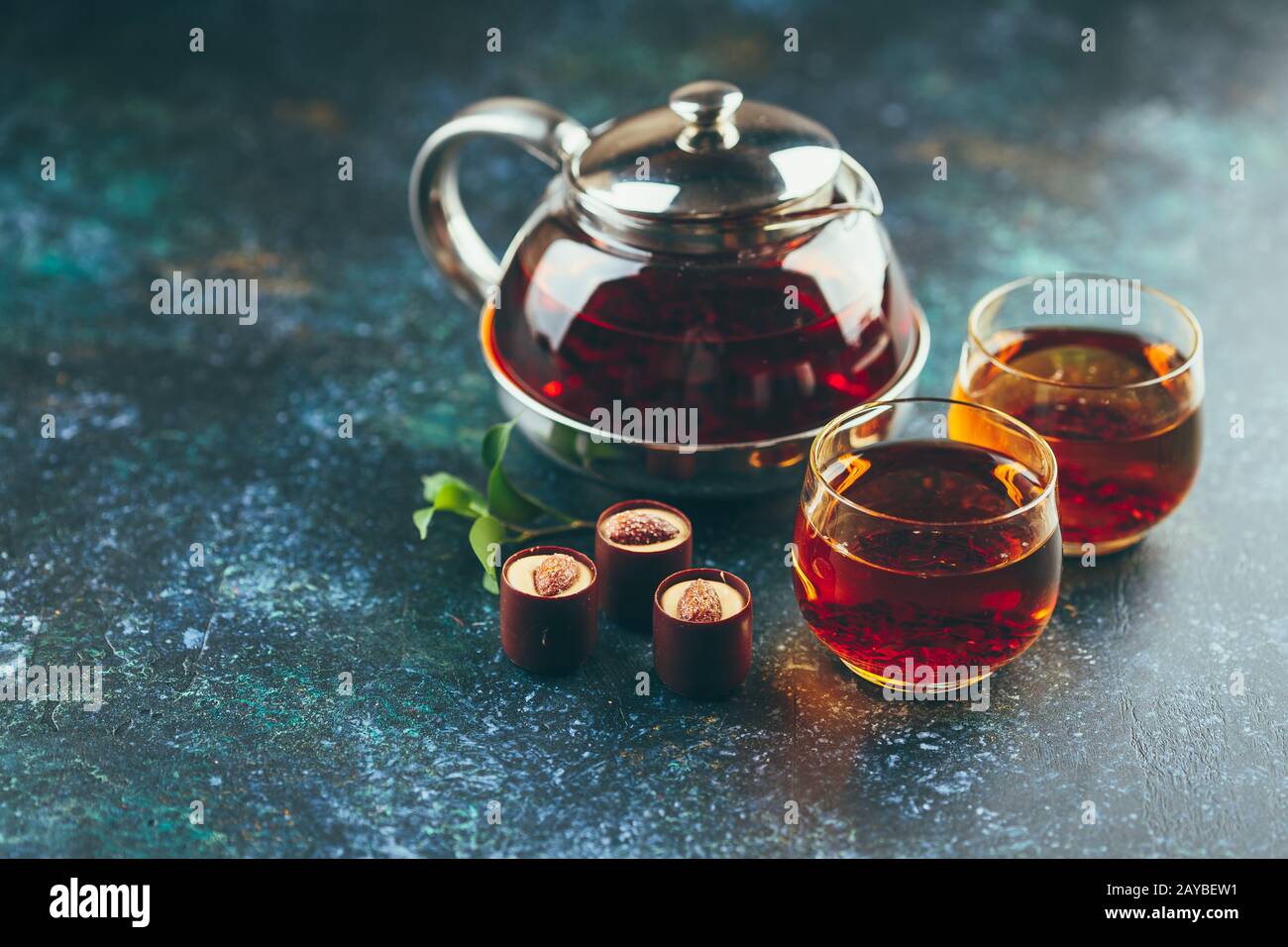 Glas Tassen Kaffee und Teekanne auf den Tisch Stockfoto