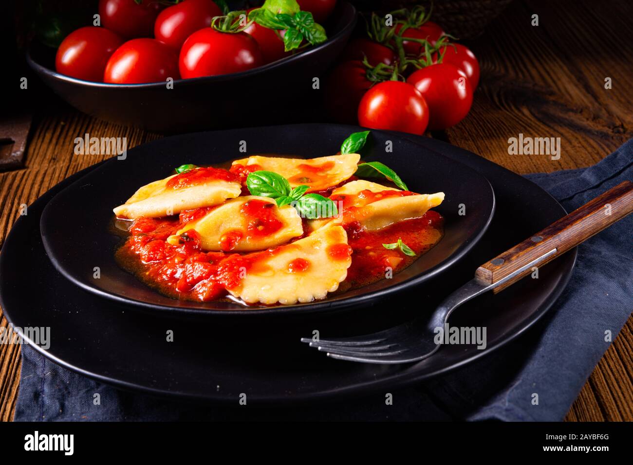 Ravioli alla Genovese mit Basilikumtomatensauce Stockfoto