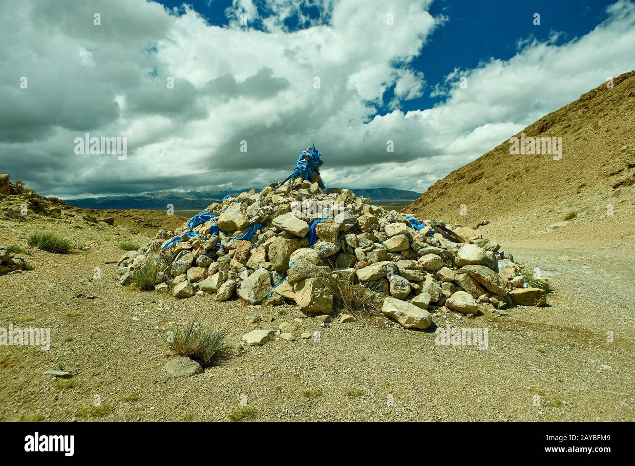Mongolischer Ovoo, Pass im Mainstream Zavkhan Rive Stockfoto