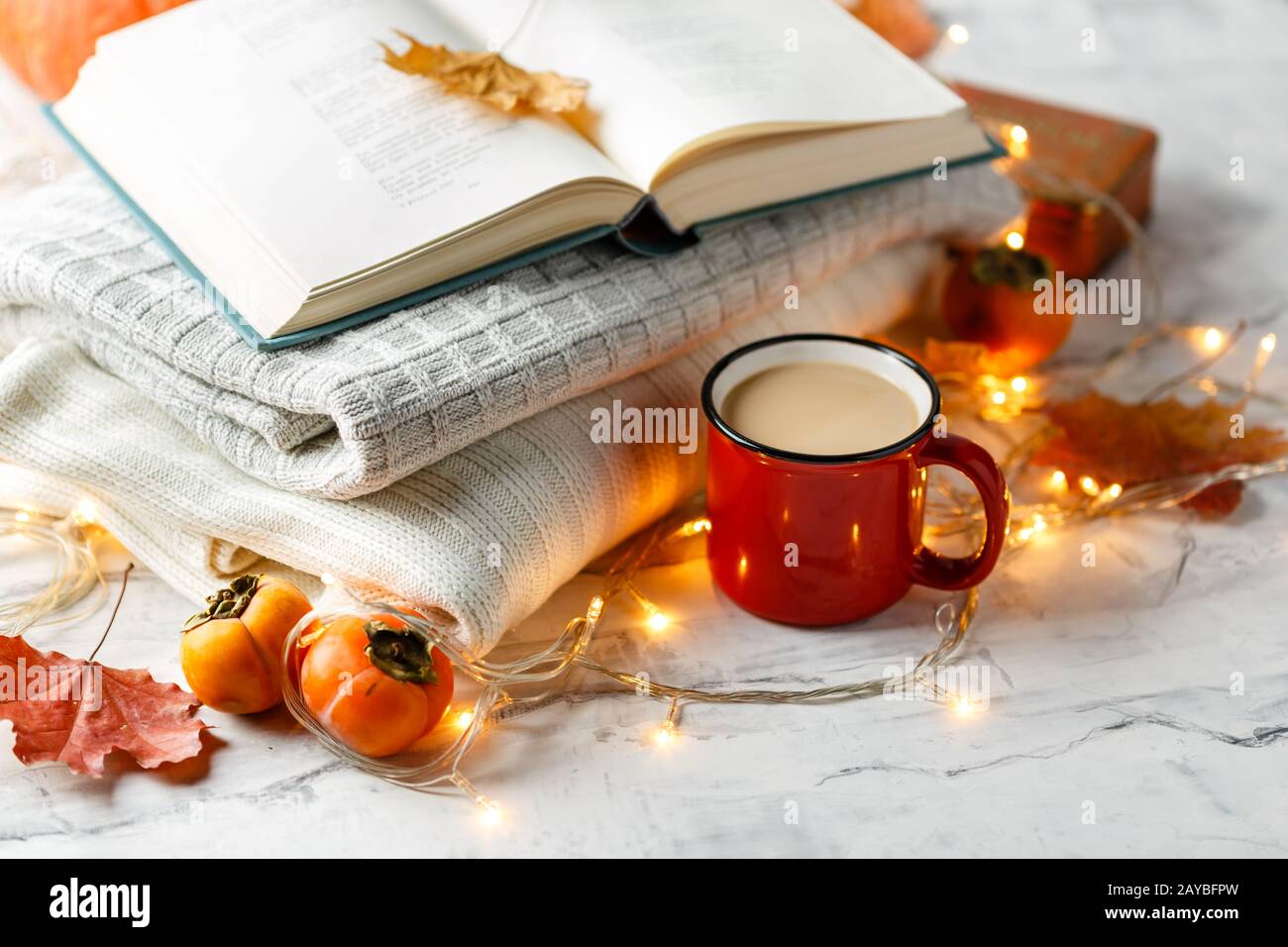 Herbst Licht Stillleben mit Kaffee und Buch Stockfoto