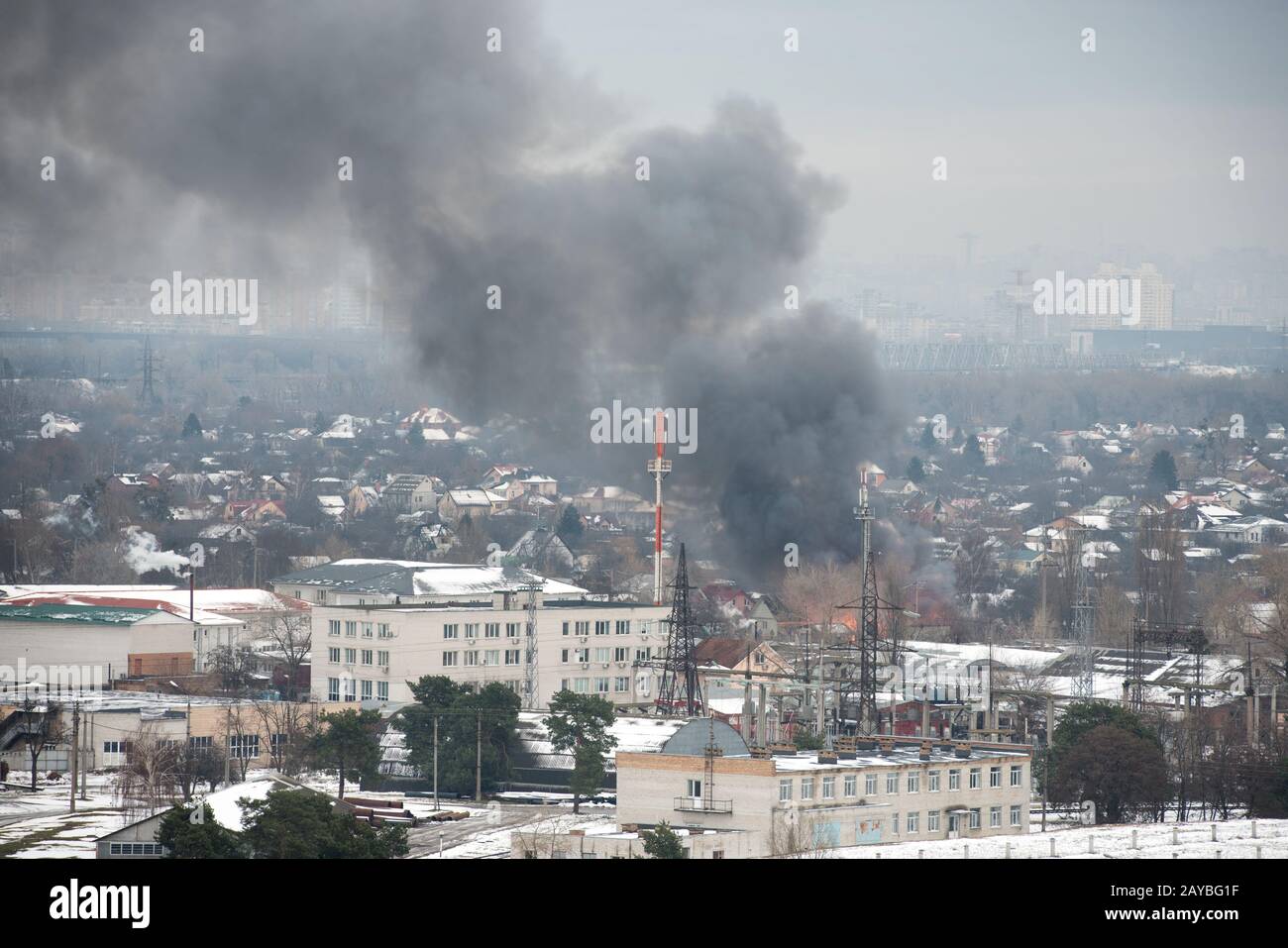 Feuer in der Stadt auf eine Industriefabrik Stockfoto