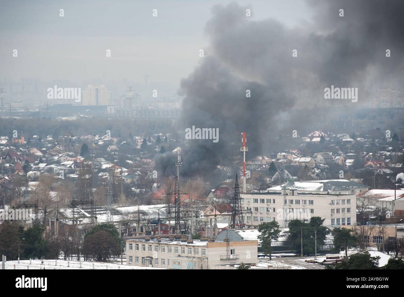 Feuer in der Stadt auf eine Industriefabrik Stockfoto