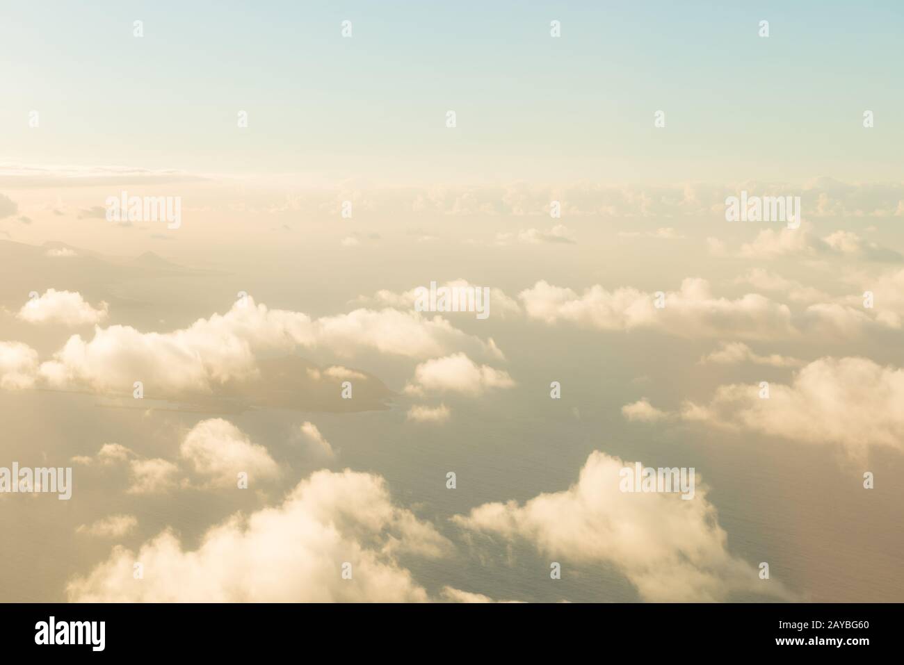 Flugzeugblick auf Himmel, Wolken und Ozean Stockfoto