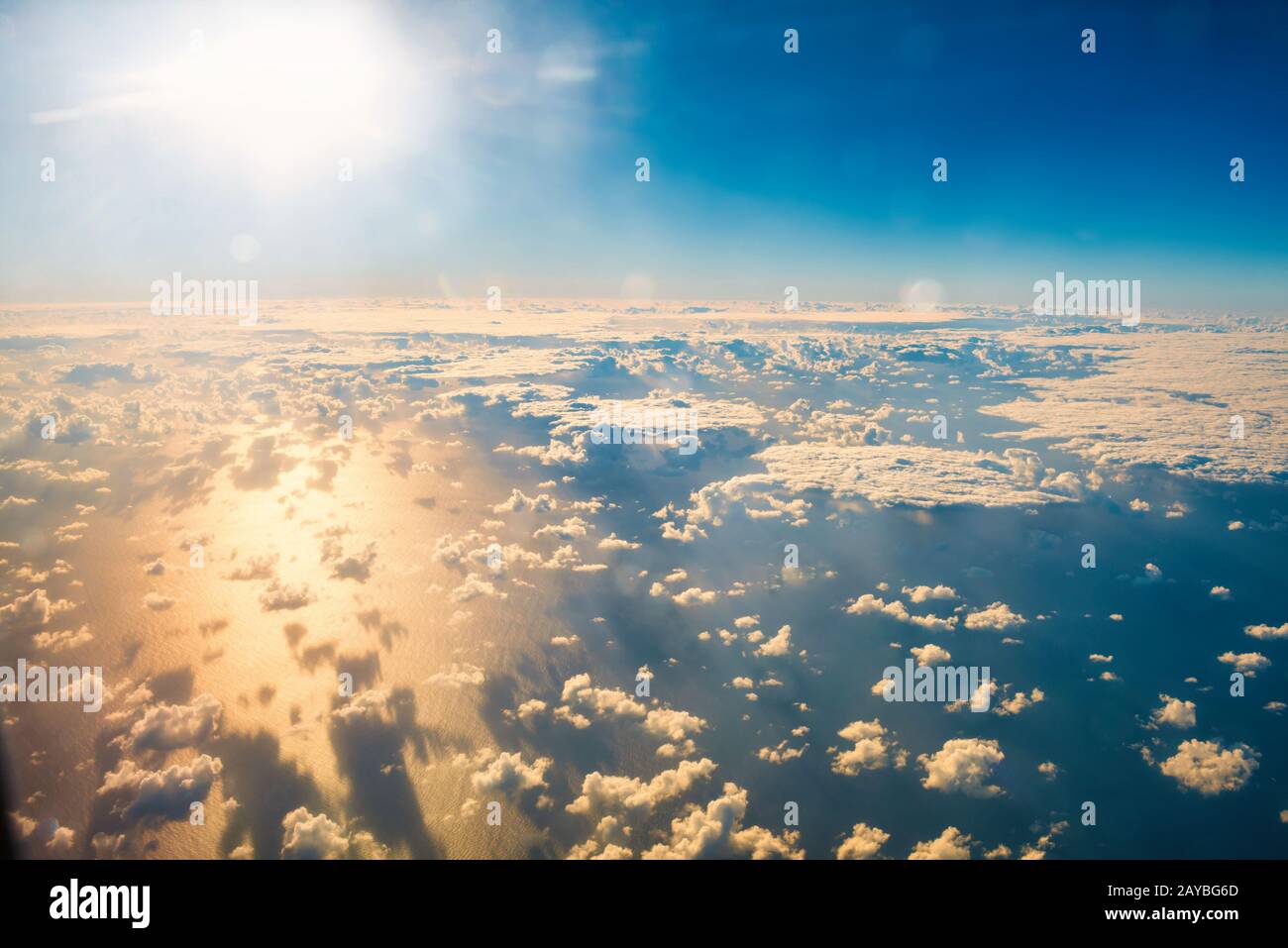 Schöne airview mit blauem Himmel, weißen Wolken und Sonnenstrahlen Stockfoto