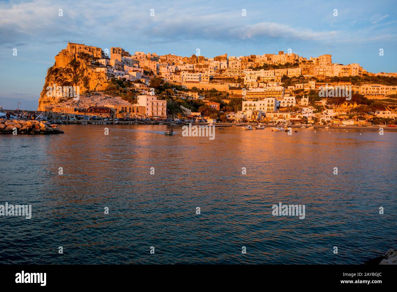 Sonnenuntergang beleuchtete Stadt über dem Meer Stockfoto